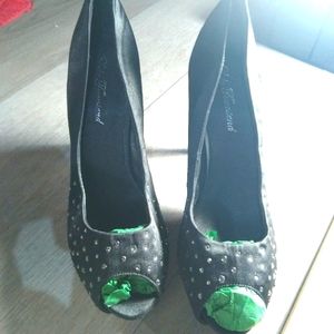 Women's Lulu Townsebd Black 4" High Heel closed Toe. Size 9.5